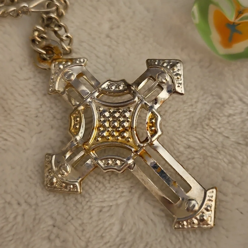 Vintage Tin Cross Pendant Figaro Chain Necklace and Acrylic Heart Cross Ring 7.5